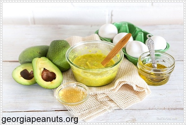 L&agrave;m mặt nạ mật ong với bơ trị mụn