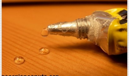 Mách bạn cách tẩy keo 502 trên bề mặt gỗ