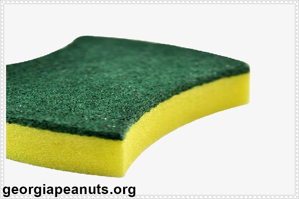 Sử dụng miếng bọt biển để thực hiện vệ sinh máy giặt