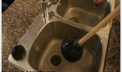 Nguyên nhân khiến dầu mỡ trôi vào cống và có mùi hôi