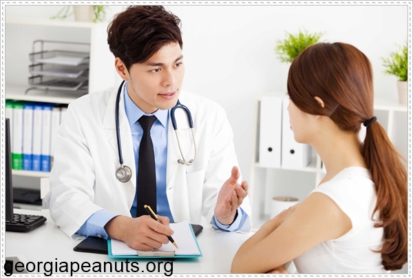 Gặp b&aacute;c sĩ tư vấn bỏ thai 2 th&aacute;ng tuổi