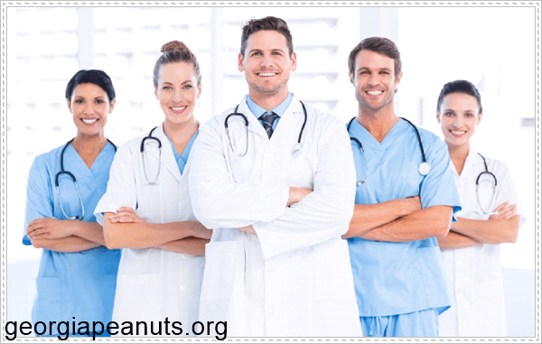 B&aacute;c sĩ chuy&ecirc;n nghiệp tại ph&ograve;ng kh&aacute;m bệnh trĩ