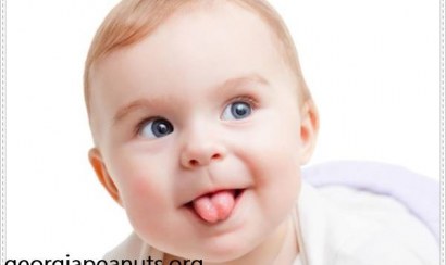 Có nên rơ lưỡi sơ sinh bằng mật ong không?