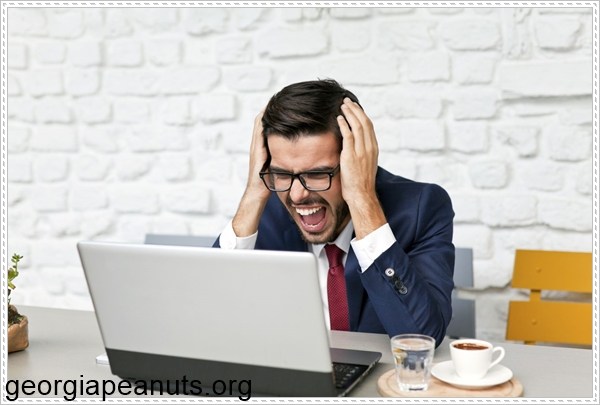 Thường xuy&ecirc;n bị stress cũng khiến tinh tr&ugrave;ng yếu