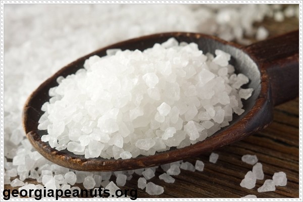 Muối l&agrave; nguy&ecirc;n liệu dễ t&igrave;m trong việc lau cửa k&iacute;nh