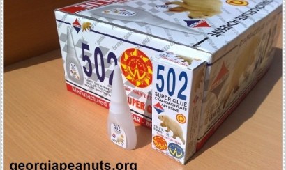 Cách tẩy vết keo 502 bám trên sàn gỗ