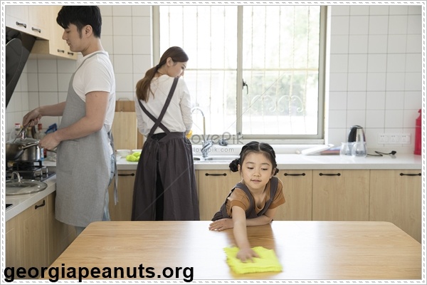 cùng nhau lau chùi nhà cửa