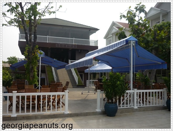 Lắp đặt mái hiên di động theo yêu cầu của khách