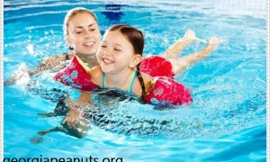  Kinh nghiệm khi cho bé đi bơi đảm bảo an toàn