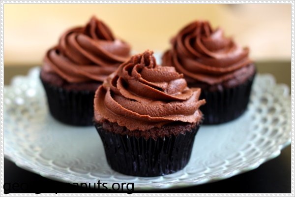 hướng dẫn l&agrave;m b&aacute;nh cupcake chocolate