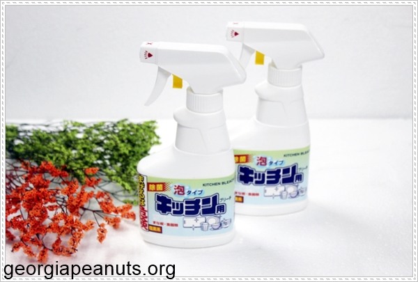 Làm sạch tường nhà bếp với dung dịch tấy rửa chuyên dụng