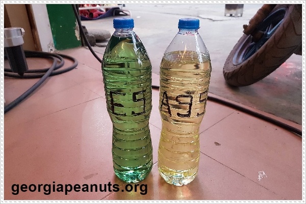 Tẩy xi măng d&iacute;nh v&agrave;o nền gạch bằng xăng