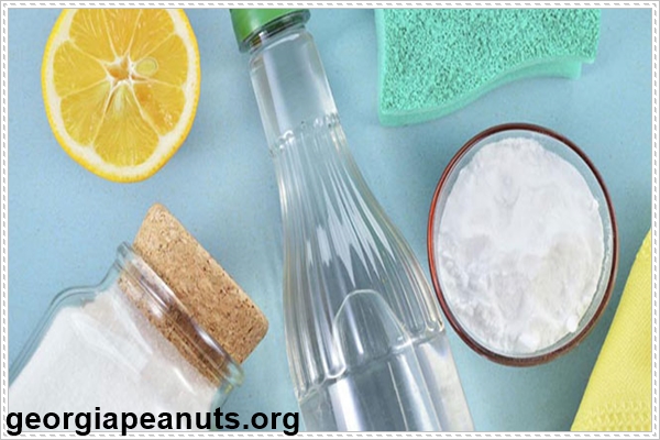 Tẩy sạch vết xi măng b&aacute;m v&agrave;o nền nh&agrave; bằng giấm