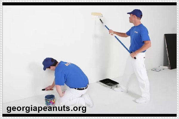 Lăn sơn bả trước khi sơn tường