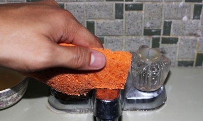 Tẩy cặn canxi trên vòi nước