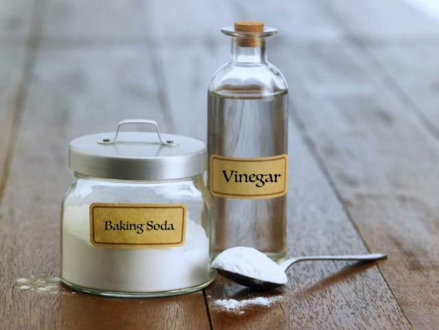 làm sạch chiếc vòi nước nóng lạnh