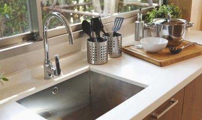 Bạn nên làm gì khi bồn rửa chén bị nghẹt?