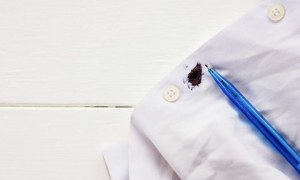 Cách tẩy vết mực trên áo đơn giản và nhanh chóng