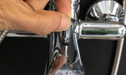 Cách vệ sinh vòi nước nóng lạnh