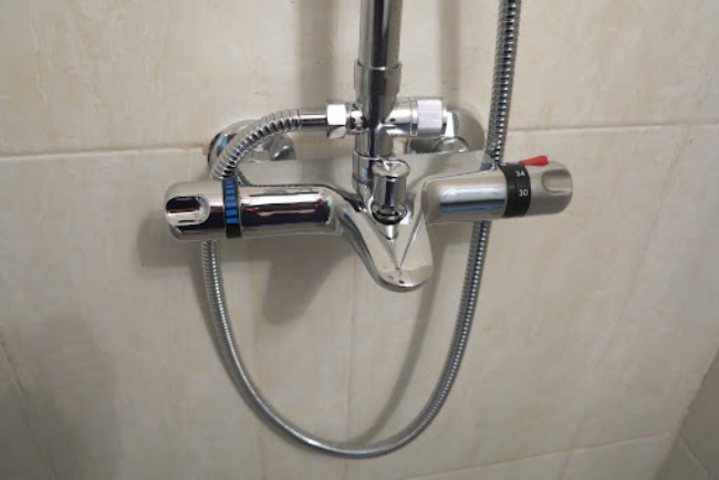 làm sạch chiếc vòi nước nóng lạnh