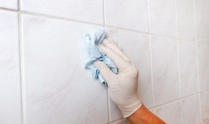 Tẩy phèn trên gạch đúng cách