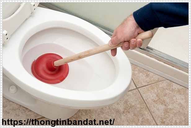 Bồn cầu s&ocirc;i &ugrave;ng ục l&agrave; bị l&agrave;m sao?