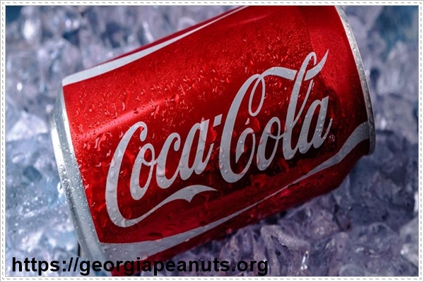 Xóa vết mực bút lông trong nhà bằng Coca Cola