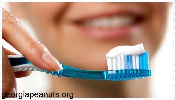 Đánh bóng thiết bị vệ sinh với kem đánh răng