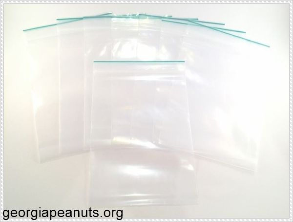 Chuẩn bị túi nilon để làm sạch vòi sen