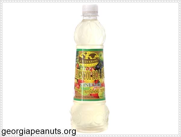 Chuẩn bị giấm để làm sạch vòi sen