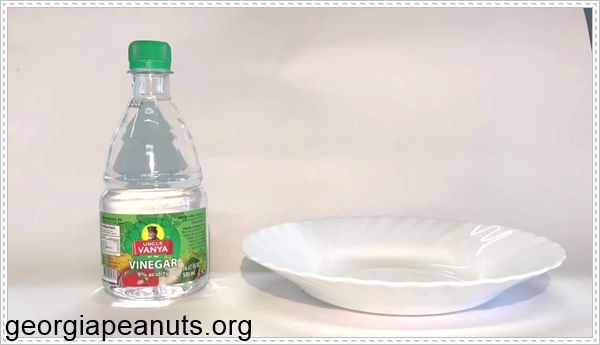 Tẩy sơn tường bằng giấm trắng