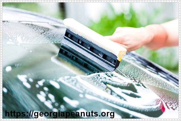 Dùng chất tẩy rửa chuyên dụng để làm sạch kính ô tô