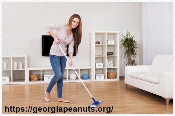 Làm sạch sàn nhà cho nhà mới