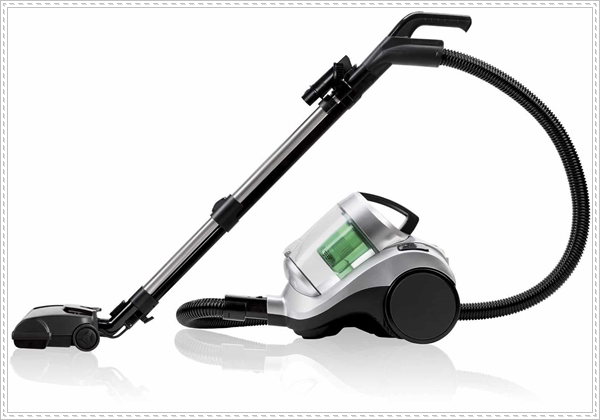 Kết hợp m&aacute;y h&uacute;t bụi với chổi để lau s&agrave;n nh&agrave;