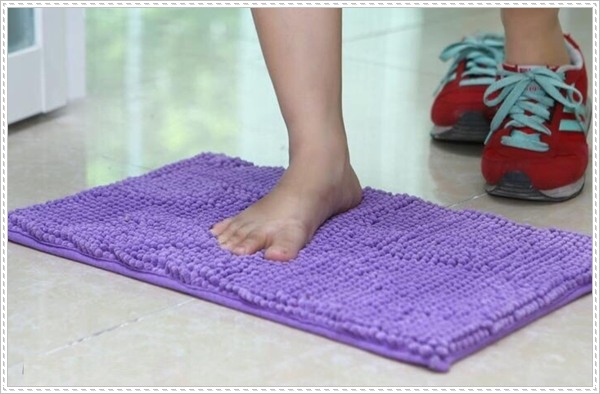 Sau khi lau s&agrave;n nh&agrave; h&atilde;y đặt thảm trải về ch&ocirc; cũ