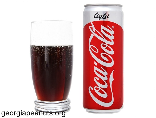 Đánh bay vết ố vàng của chậu rửa bát bằng cocacola