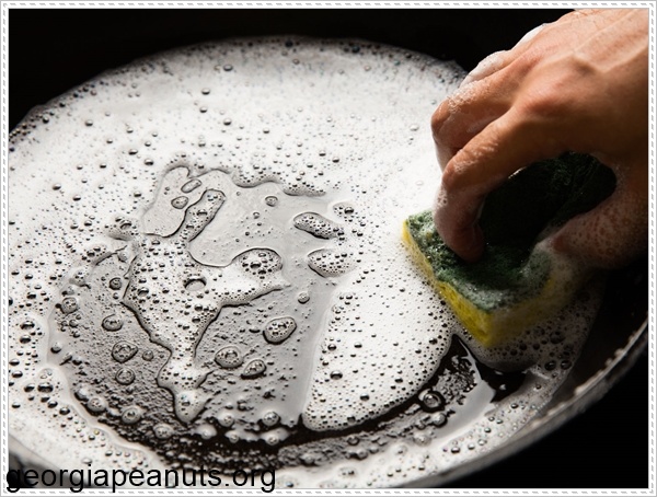 Đánh bay vết ố vàng của chậu rửa bát bằng baking soda và nước rửa chén