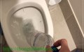 Cách xử lý bồn cầu nghẹt bằng chai nhựa hiệu quả