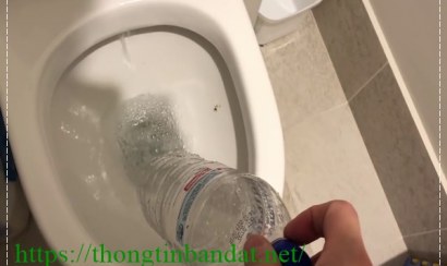 Cách xử lý bồn cầu nghẹt bằng chai nhựa hiệu quả