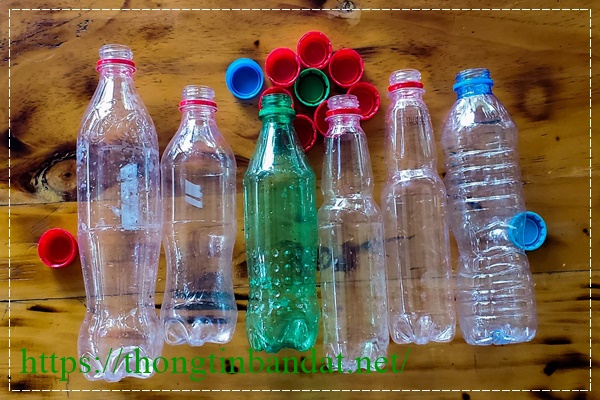 Chuẩn bị dụng cụ để xử lý bồn cầu nghẹt bằng chai nhựa